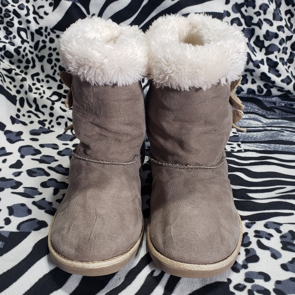 (008) Girls: 3 Med Unbranded Faux Fur Boots- Y7